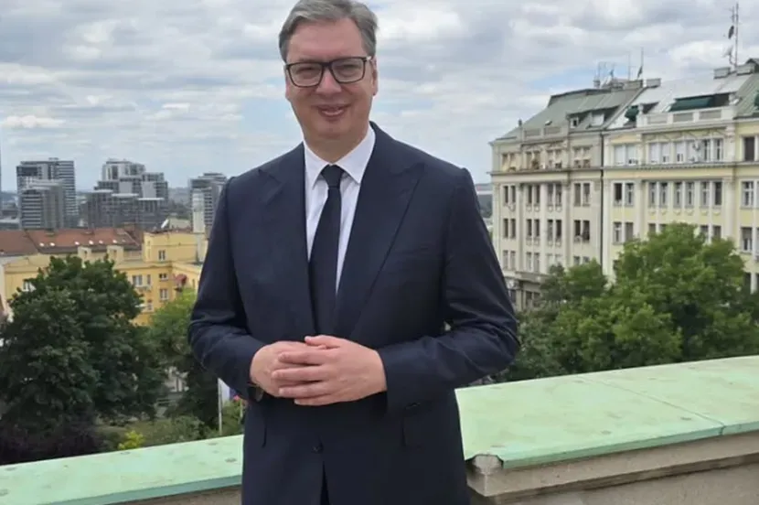 Vučić sa terase Predsjedništva uputio poruku na Vidovdan: Pažljivo je pročitajte