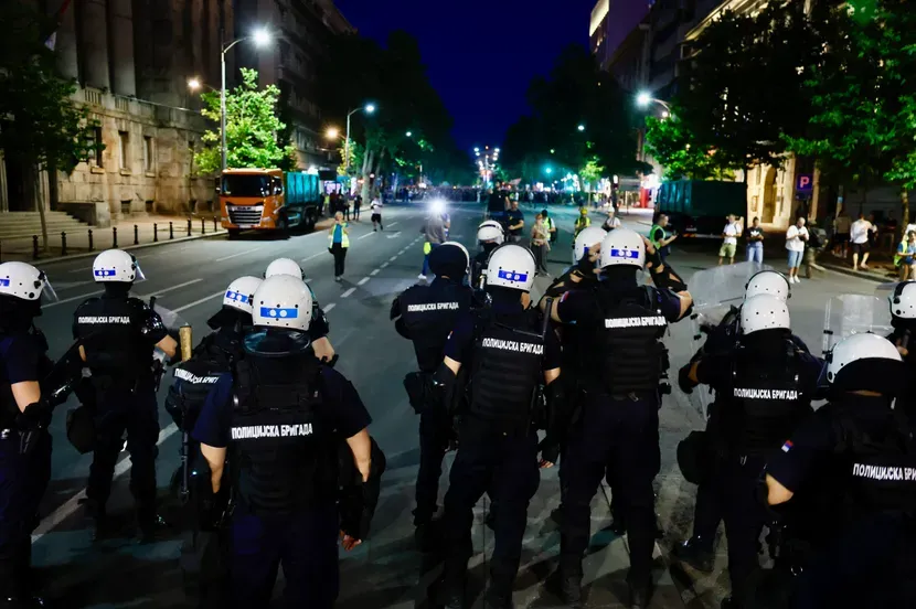 Počeli neredi na protestima u Beogradu, građani se sukobili sa policijom! (VIDEO)
