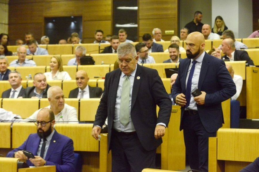 NAKON DRŽAVNE PUCA I FEDERALNA KOALICIJA: Trojka i HDZ ostaju bez ruku!