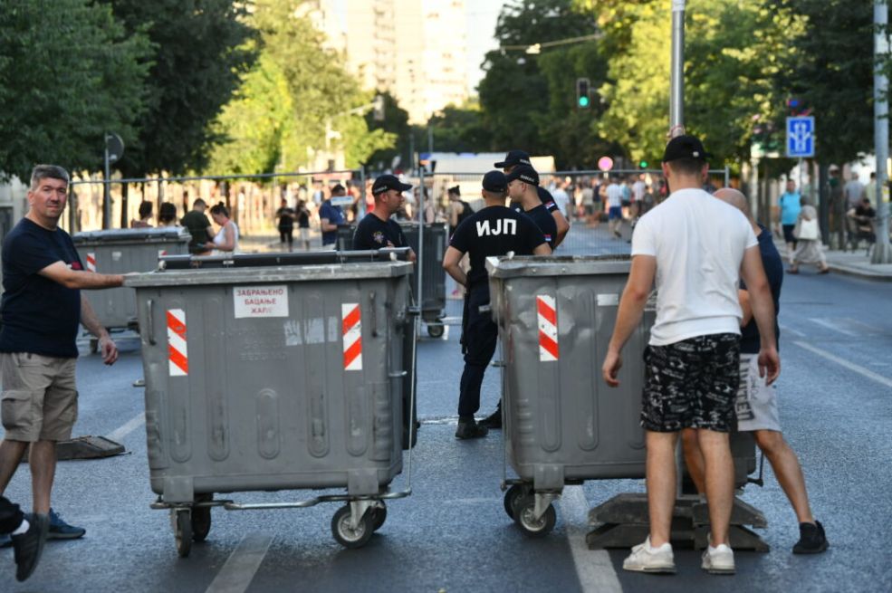 Opsadno stanje na fakultetima širom Beograda, u centru Zemuna barikade: Odjekuje "uhapsite Vučića"