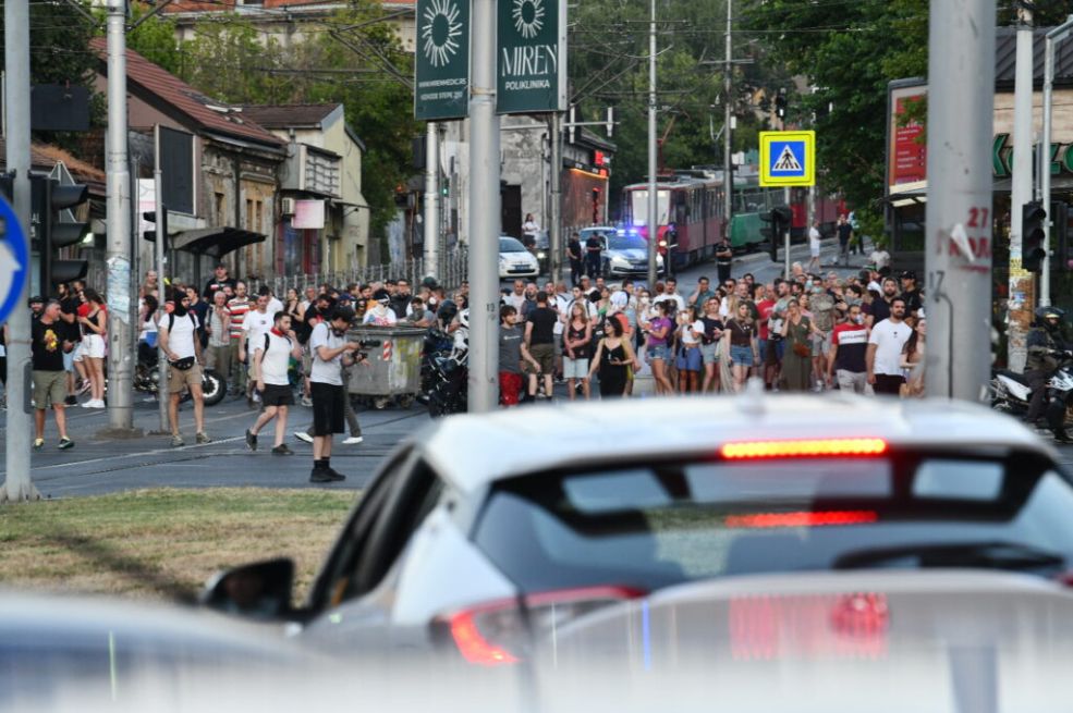 Opsadno stanje u Srbiji zbog policijske brutalnosti: Zborovi pozvali građane da brane studente