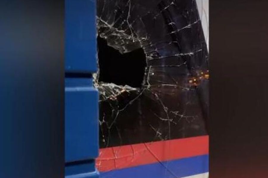 HAOS U NOVOM SADU: Građani polupali stakla i gađali jajima sjedište Vučićeve stranke