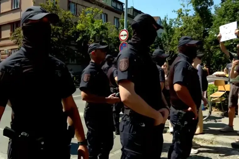 "Imate dva minuta!" Maskirani policajci uklanjaju barikade, građani pjevaju himnu!