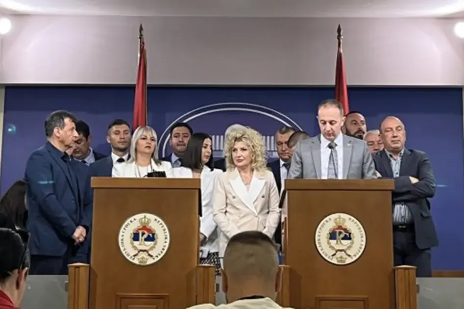 Opozicija tvrdi da je prekršen Poslovnik o radu. Stevandić: Vukanović fizički nasrnuo na mene