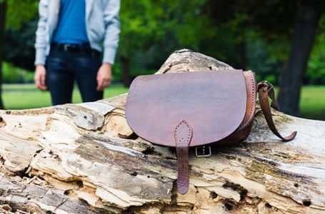 Pronašao torbicu, a zbog onog što je bilo unutra brzo je otišao na policiju