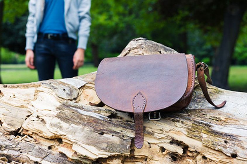 Pronašao torbicu, a zbog onog što je bilo unutra brzo je otišao na policiju