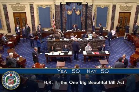 Tijesno izglasan Trampov "veliki prekrasan" zakon koji je razbjesnio Maska