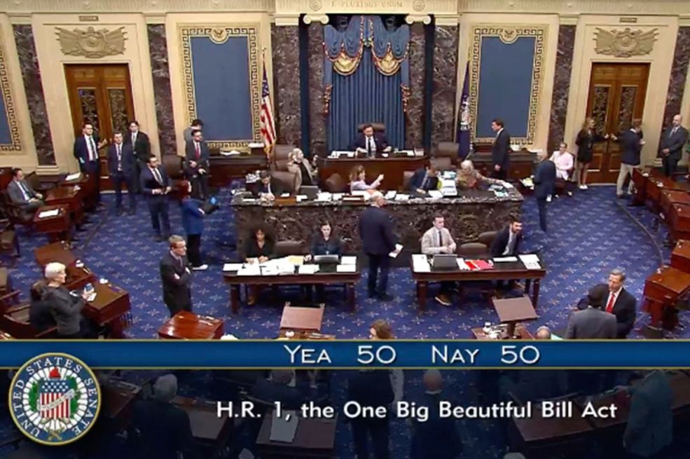 Tijesno izglasan Trampov "veliki prekrasan" zakon koji je razbjesnio Maska