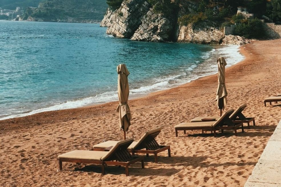 Šokantne cijene u Crnoj Gori: Evo koliko koštaju suncobrani na plaži