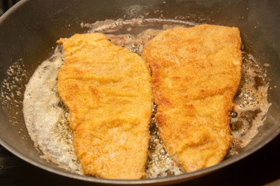 Trik za najukusnije pohovano bijelo meso: Umjesto jaja, dodajte ovaj sastojak i biće sočnije i mekše