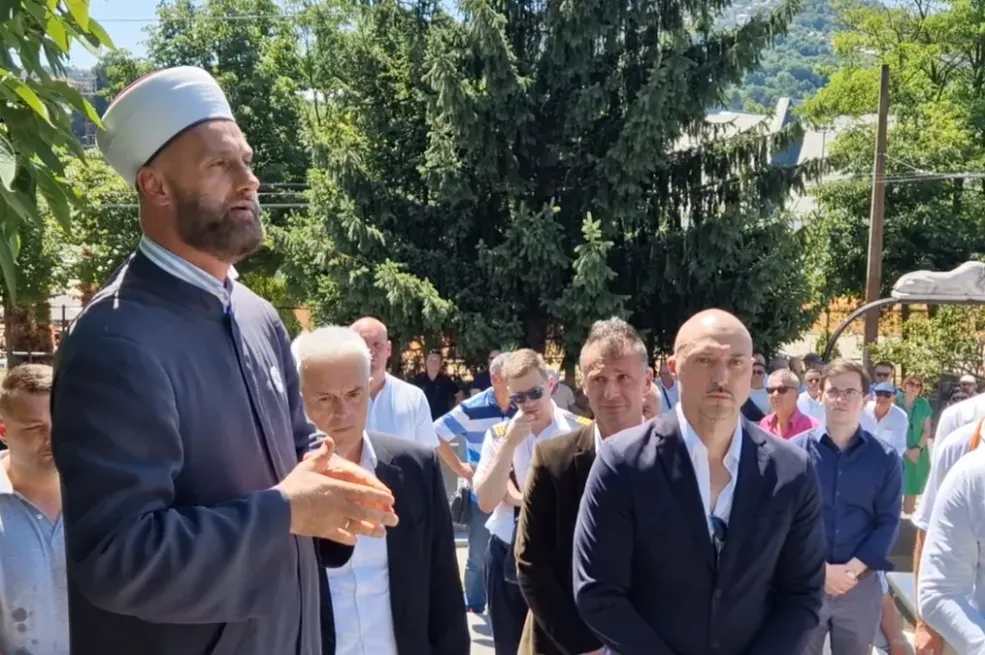 Emotivan govor ef. Velića na dženazi: Dosta će Miljacke proteći dok se novi Emir rodi u ovom gradu