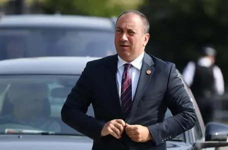 Crnadak: Očekujem da SNSD predloži da svi građani u kućama imaju Dodikov portret