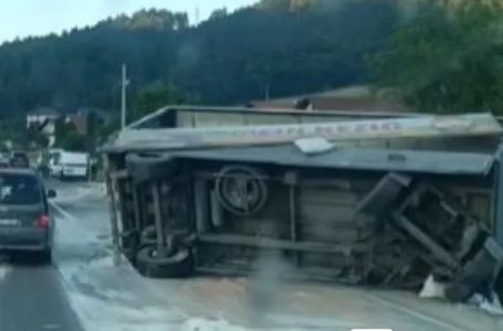 Kamion se prevrnuo kod Doboja, prosule se vreće brašna