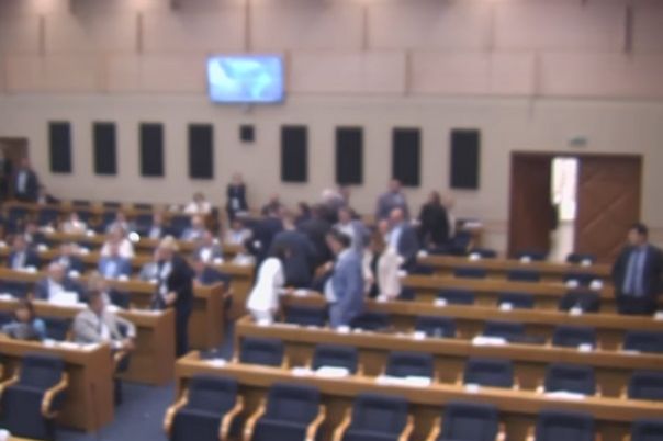 Ponovo haos u Narodnoj skupštini RS: "KO SI TI OVDJE BOLAN, DA ME IZBACUJEŠ?"