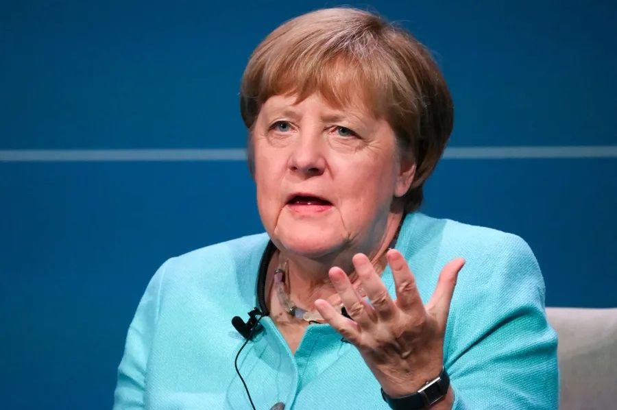 Novi detalji iz memoara: Zašto Trump nije htio da se rukuje s Merkel