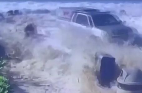 "Mini cunami" pogodio popularnu plažu: Djeca povrijeđena, plivači bačeni na stijene