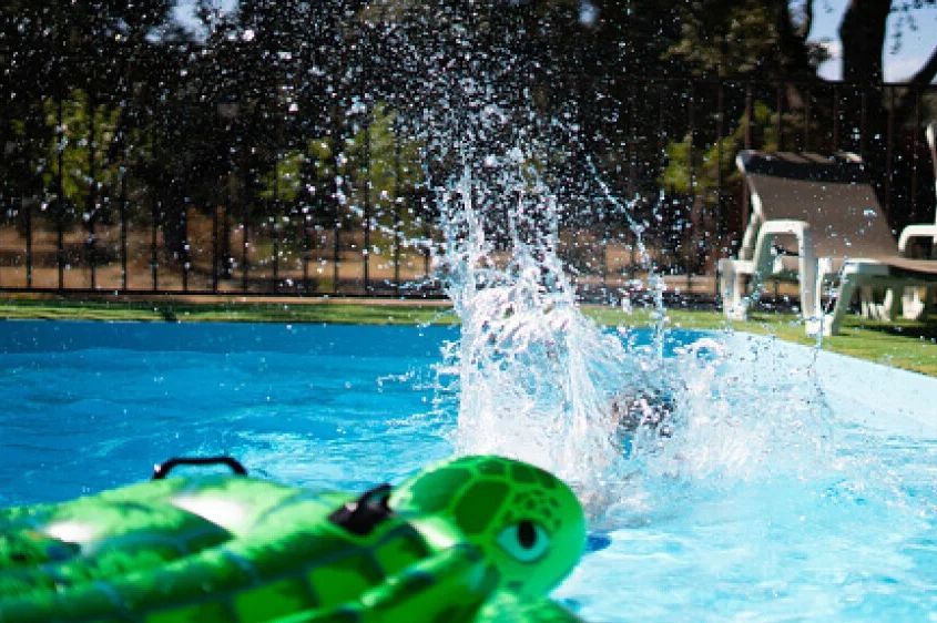 Velika tragedija u regionu: Dijete se utopilo u bazenu