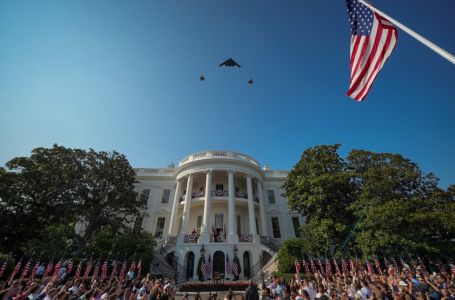 Obilježen dan nezavisnosti SAD-a: Trumpa preletom pozdravili bombarderi B-2 koji su napali Iran