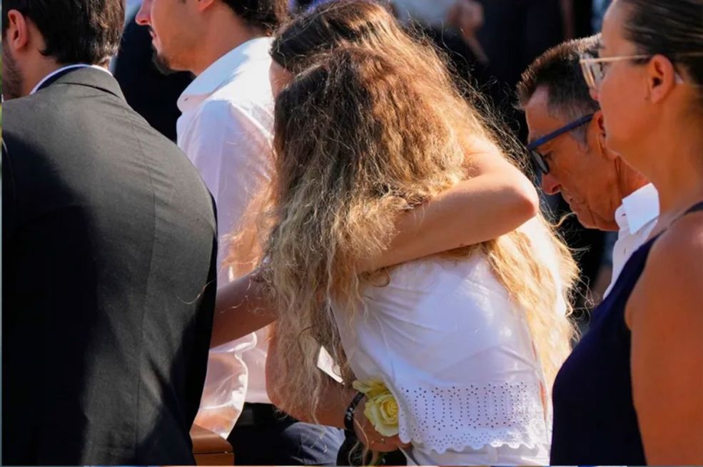 Supruga u bijelom, majka neutješna: Potresne scene sa posljednjeg ispraćaja Dioga Žote