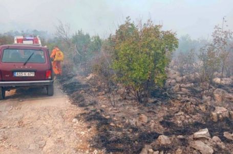 DRAMATIČNO NADOMAK TREBINJA: Veliki požar na brdima iznad grada, vatrogasci na terenu