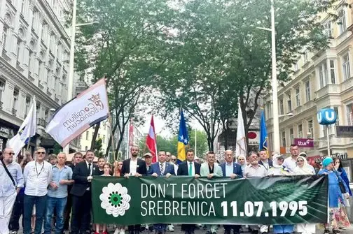 Hiljade ljudi u maršu za istinu i pravdu u Beču: Položen kamen temeljac za spomenik