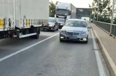 Scena na granici BiH i Hrvatske podigla prašinu: "A ko si ti da njima zabraniš da prođu?" (VIDEO)