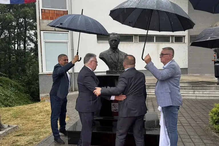 Provokacija u Istočnom Sarajevu: Bista negatora genocida Vitalija Čurkina izazvala međunarodnu osudu