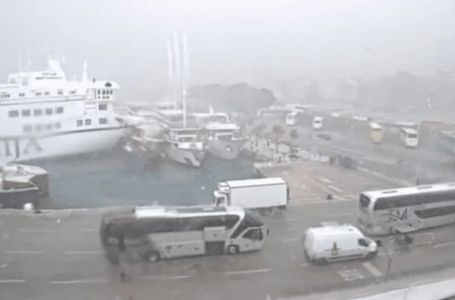 Snimak superćelijske oluje sa broda, talasi i kiša nemilosrdno udaraju: "Ne vidim ništa..."