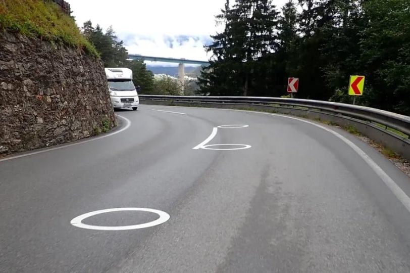 Znate li čemu služe ovi krugovi na cesti? NIČU U BROJNIM EVROPSKIM ZEMLJAMA