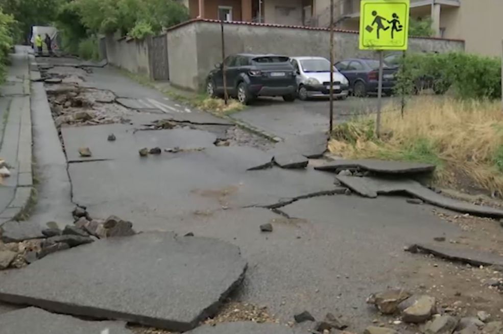 Nevrijeme odnijelo asfalt sa ulice u Beogradu (VIDEO)