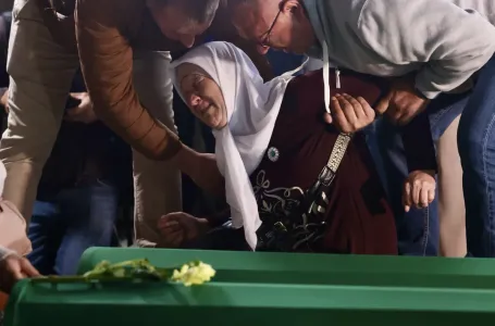 Bol i jecaji porodica uz tabute svojih najmilijih: Posmrtni ostaci žrtava genocida stigli u Potočare