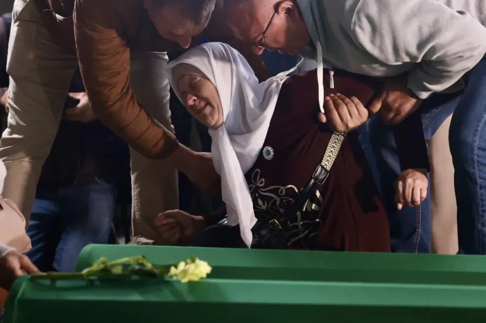 Bol i jecaji porodica uz tabute svojih najmilijih: Posmrtni ostaci žrtava genocida stigli u Potočare