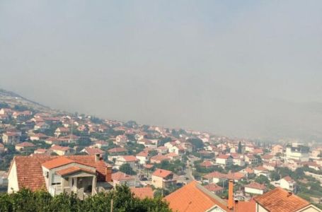 POŽAR IZNAD TREBINJA VAN KONTROLE: Dim prekrio grad, vatra se spušta s padina Leotara