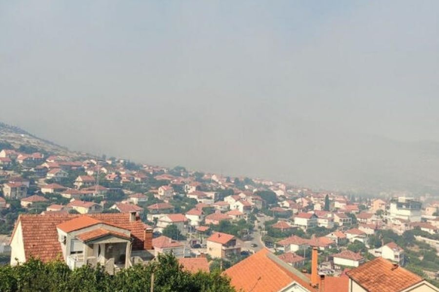 POŽAR IZNAD TREBINJA VAN KONTROLE: Dim prekrio grad, vatra se spušta s padina Leotara