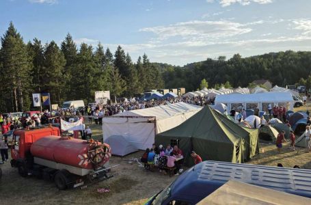 Hiljade učesnika Marša mira danas nastavlja svoj put iz sela Mravinjci prema Potočarima