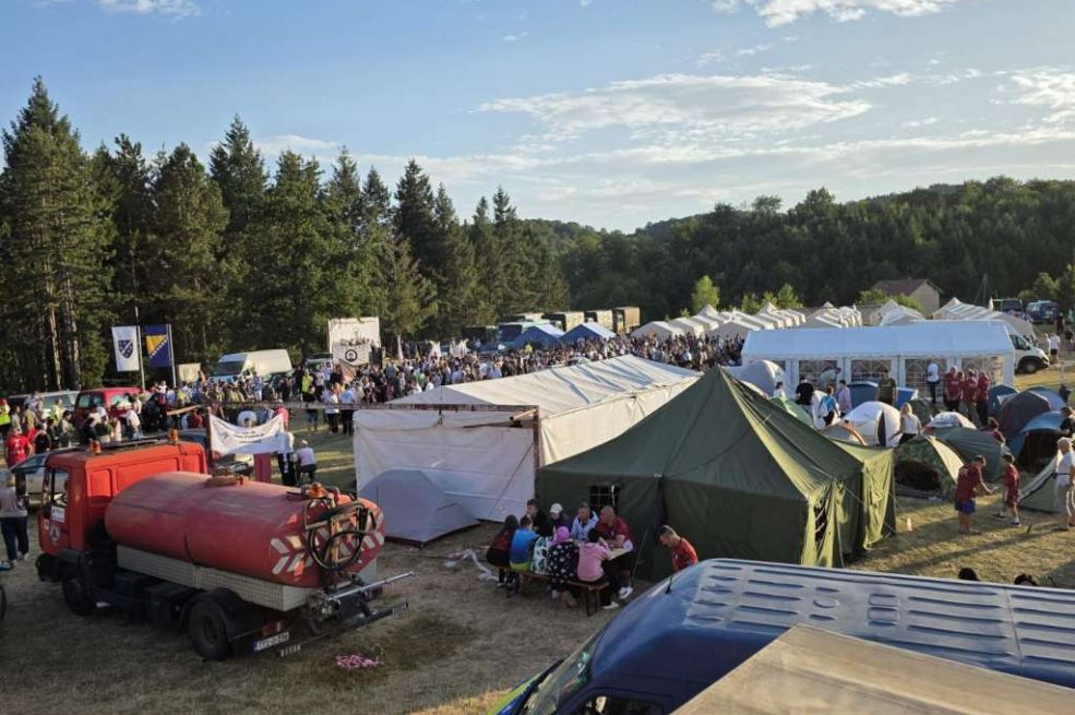 Hiljade učesnika Marša mira danas nastavlja svoj put iz sela Mravinjci prema Potočarima