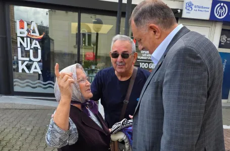 DODIK HODAO BANJALUKOM: Razgovarao sa staricom koja prodaje priglavke, saznao nešto interesantno