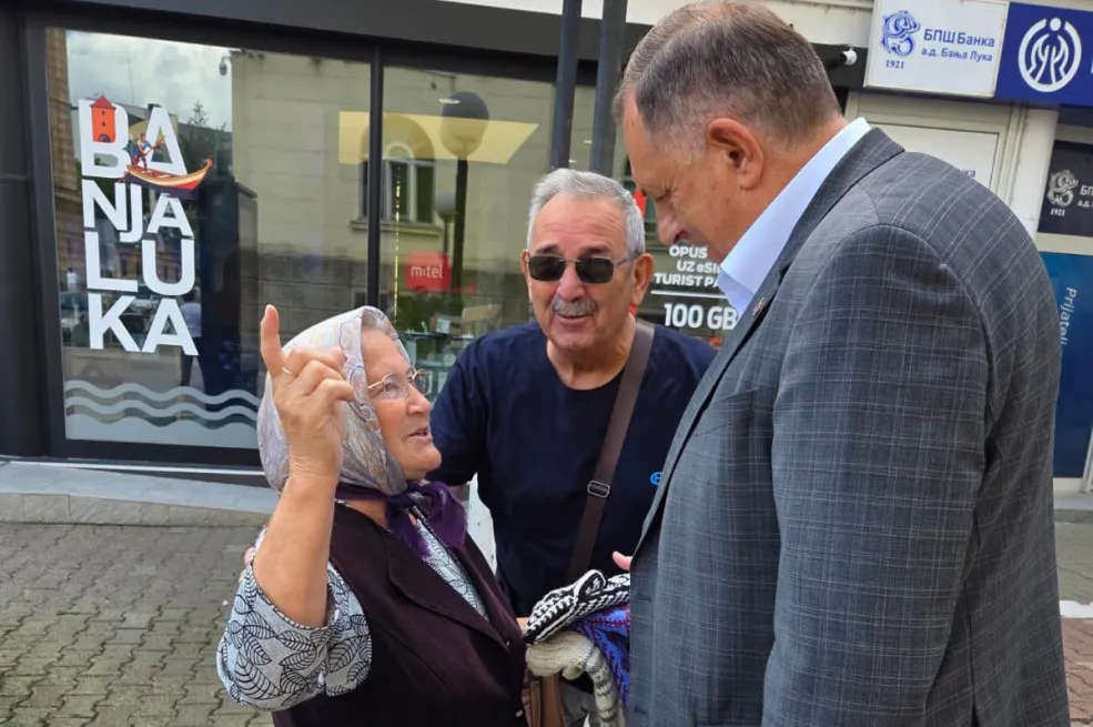 DODIK HODAO BANJALUKOM: Razgovarao sa staricom koja prodaje priglavke, saznao nešto interesantno