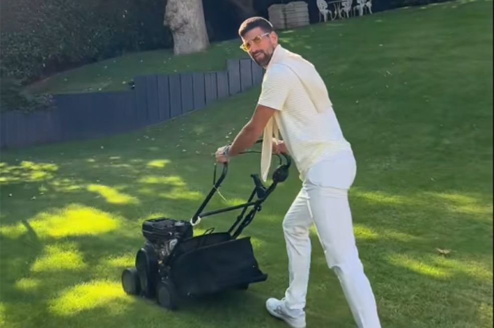 Đoković kosi travu i pjeva: "Kosi tata, kosim ja" (VIDEO)