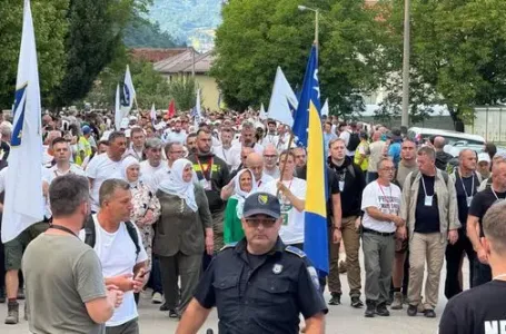 Suze i prkos: U Potočare stiglo 8.500 učesnika Marša mira