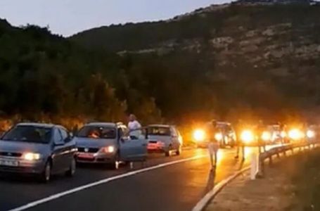 Teška situacija u Trebinju: Obustavljen saobraćaj, vatra se približila magistrali