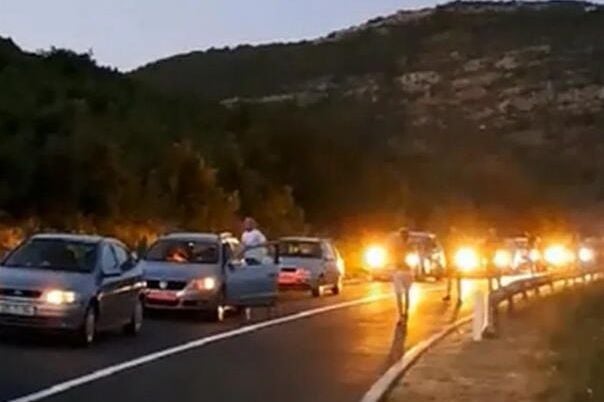 Teška situacija u Trebinju: Obustavljen saobraćaj, vatra se približila magistrali