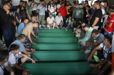 Tabuti žrtava genocida izneseni na musalu Memorijalnog centra