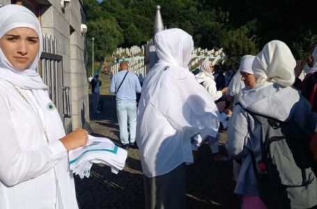 Članice Udruženja pokret 'Majke enklava Srebrenica i Žepa' podijelile bijele marame u Potočarima