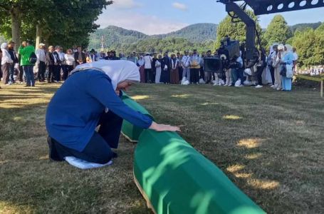 REPORTAŽA FRANCUSKOG LE MONDEA: "Samo vilica od sina - Srebrenica još uvijek sahranjuje svoju djecu"