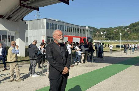 Dino Merlin stigao u Potočare, upisao se u knjigu žalosti