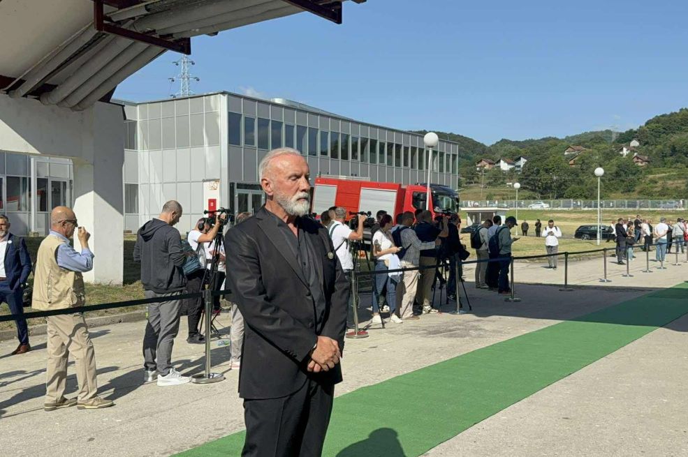 Dino Merlin stigao u Potočare, upisao se u knjigu žalosti