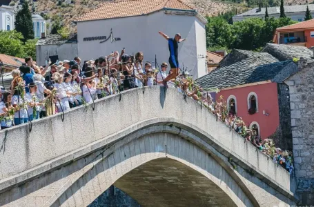 Skok sa Starog mosta bez aplauza: Odana počast žrtvama genocida u Srebrenici