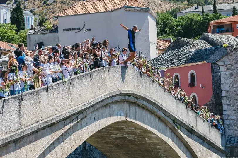 Skok sa Starog mosta bez aplauza: Odana počast žrtvama genocida u Srebrenici