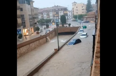 KATASTROFALNE POPLAVE U ŠPANIJI! Bujice nose automobile, ulice se pretvorile u rijeke...
